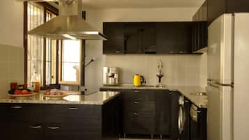 Fridge, oven, stovetop, dishwasher