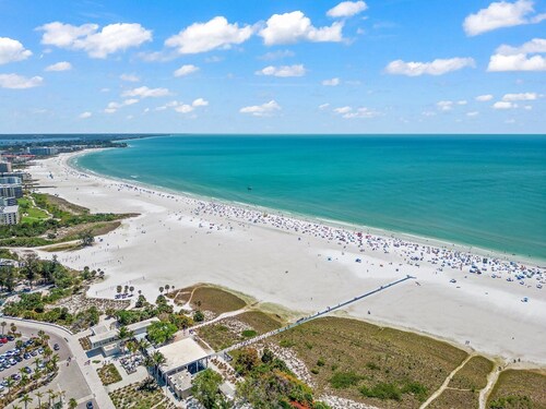 Spacious Siesta Key Home with Private Heated Pool – Pet Friendly, Near Beaches