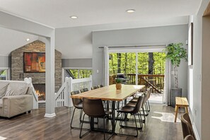 Dining - Modern Creek-front House with Rooftop and Volleyball court (Bushkill)