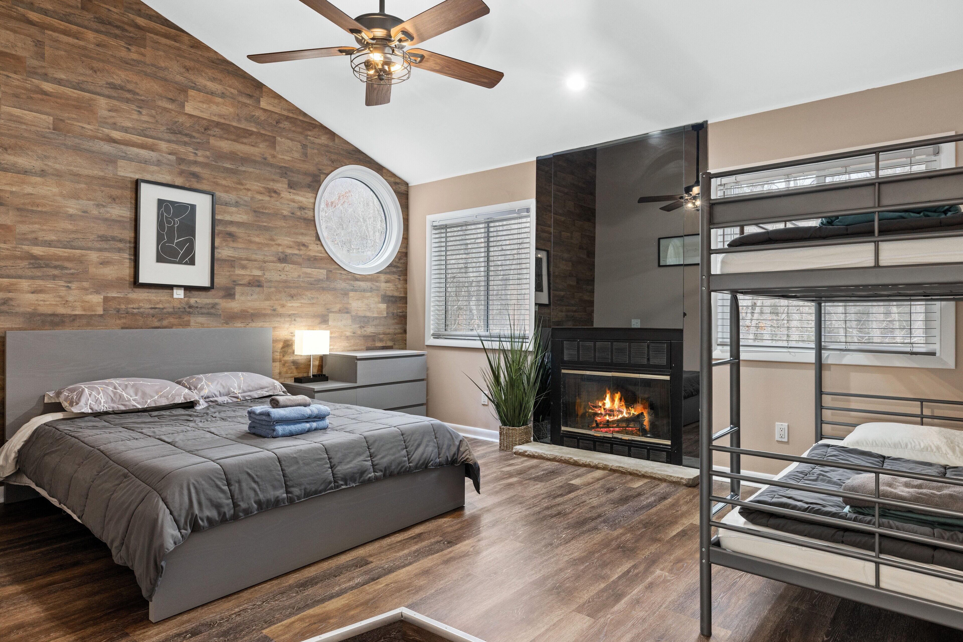 6 bedrooms, desk, free WiFi, bed sheets