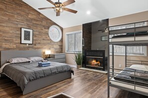 6 bedrooms, desk, free WiFi, bed sheets