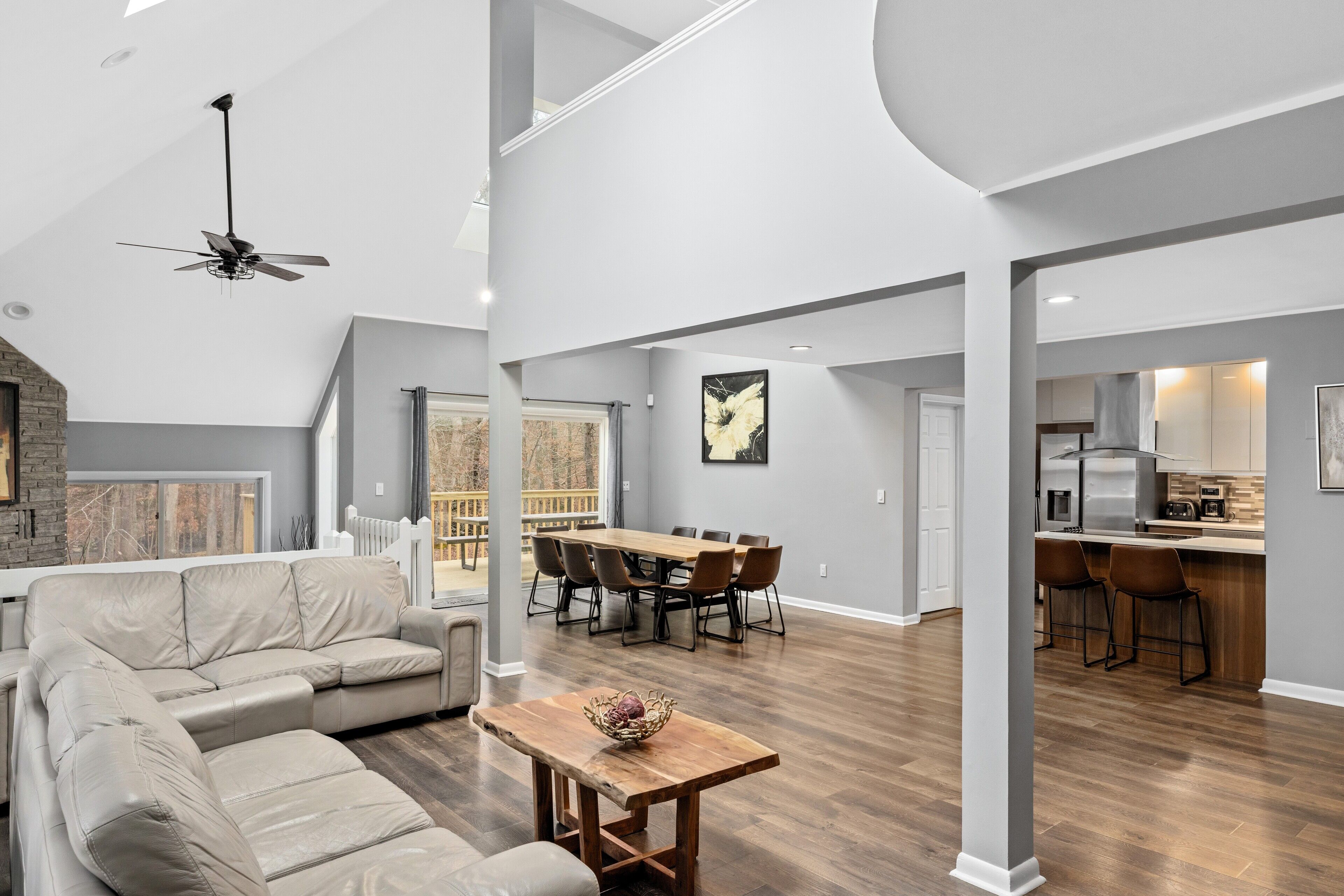 Smart TV, fireplace, ping pong, stereo