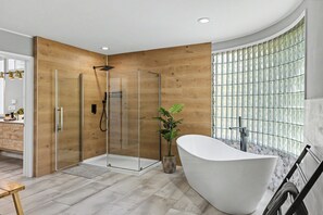 Shower, towels, soap, toilet paper - Modern Creek-front House with Rooftop and Volleyball court (Bushkill)