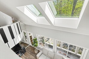 Smart-TV, Kamin, Tischtennisplatte, Stereoanlage