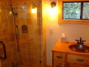 Combined shower/bathtub, jetted bath, hair dryer, towels - Magical North Tahoe Getaway; three master bedrooms, wifi, new kitchen & hot-tub (Tahoe City)