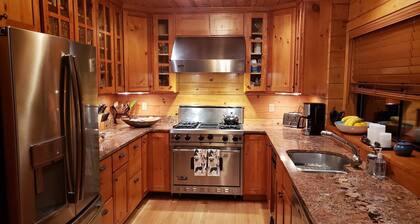 Magical North Tahoe Getaway; three master bedrooms, wifi, new kitchen & hot-tub