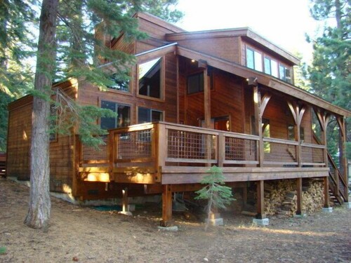 Magical North Tahoe Getaway; three master bedrooms, wifi, new kitchen & hot-tub