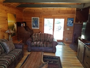 Smart-TV, peis, DVD-spiller og bøker