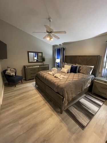 3 miles Disney, 4 BR/3Ba Pool,Hot tub, game room, Free Wi-Fi,Wheelchair friendly