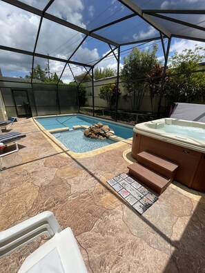 Utendørsbasseng og et oppvarmet basseng