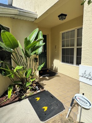 Exterior detail - 3 miles Disney, 4 BR/3Ba Pool,Hot tub, game room, Free Wi-Fi,Wheelchair friendly (Kissimmee)