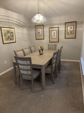 Dining - 3 miles Disney, 4 BR/3Ba Pool,Hot tub, game room, Free Wi-Fi,Wheelchair friendly (Kissimmee)