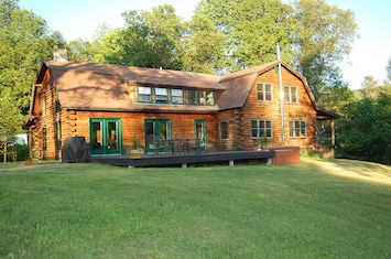 Main deck of Stonewall with Viking Grille to left, hot tub to right.