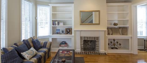 Televisie, een open haard en boeken