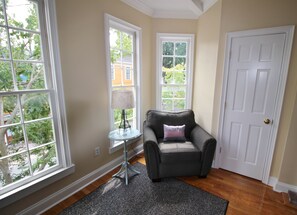 Fernseher, Kamin, Bücher