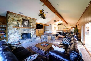 Smart TV, fireplace, DVD player, table tennis