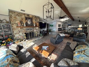 Smart TV, fireplace, DVD player, ping pong - Private Country Home on 4 acres, Open Space, Pool, Hot Tub, Gameroom, Pond (Mabank)