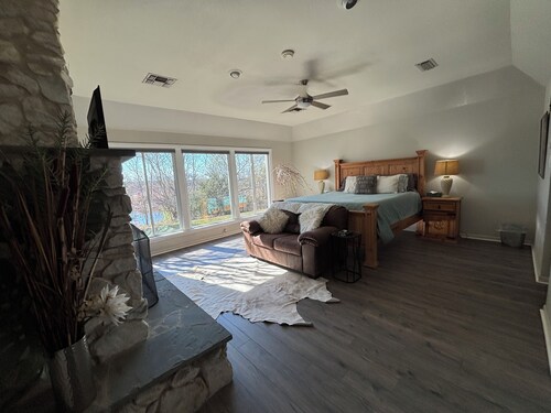 Private Country Home on 4 acres, Open Space, Pool, Hot Tub, Gameroom, Pond