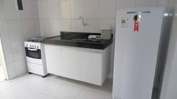 Refrigerador, placa de cocina, licuadora, utensilios de cocina