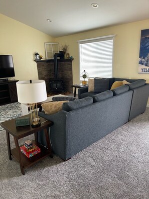 Smart TV, chimenea, reproductor de DVD y biblioteca musical 