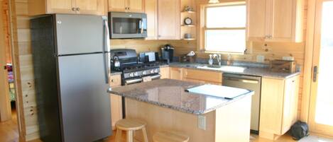 Full-size fridge, microwave, oven, stovetop