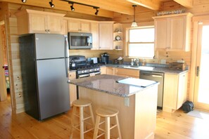 Refrigerador con congelador, microondas, horno y parrilla de estufa 