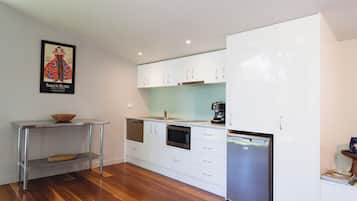 Een koelkast, een magnetron, een kookplaat, een vaatwasser