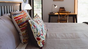 Escritorio, tabla de planchar con plancha, wifi gratis y ropa de cama