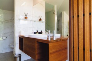 Bathtub, eco-friendly toiletries, hair dryer, towels - Glan-y-mor Studio in Metung, Glan-y-mor Studio in Metung (Metung)