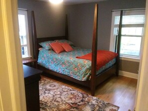 5 bedrooms, desk, iron/ironing board, travel crib