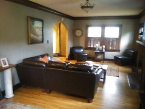 TV connectée, cheminée, jeux vidéo, lecteur de DVD