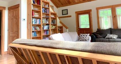 Kaunis mittatilaustyönä valmistettu koti rannalle pääsyyhteisössä