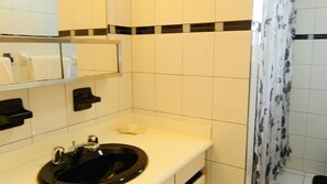 Combined shower/bathtub, hair dryer, towels, soap - Las Breezes 5 Bedroom Villa, With 1/2 Mile Private Beach On Hooper's Bay (George Town)