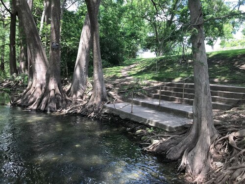 2 Night MIN Only MDW | 2 Pools/4 Hot Tubs