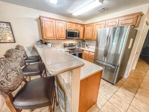 Refrigerador, microondas, horno y parrilla de estufa 