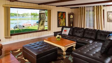 Téléviseur connecté, foyer, table de ping-pong, livres