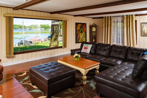 Smart TV, chimenea, tenis de mesa y libros 