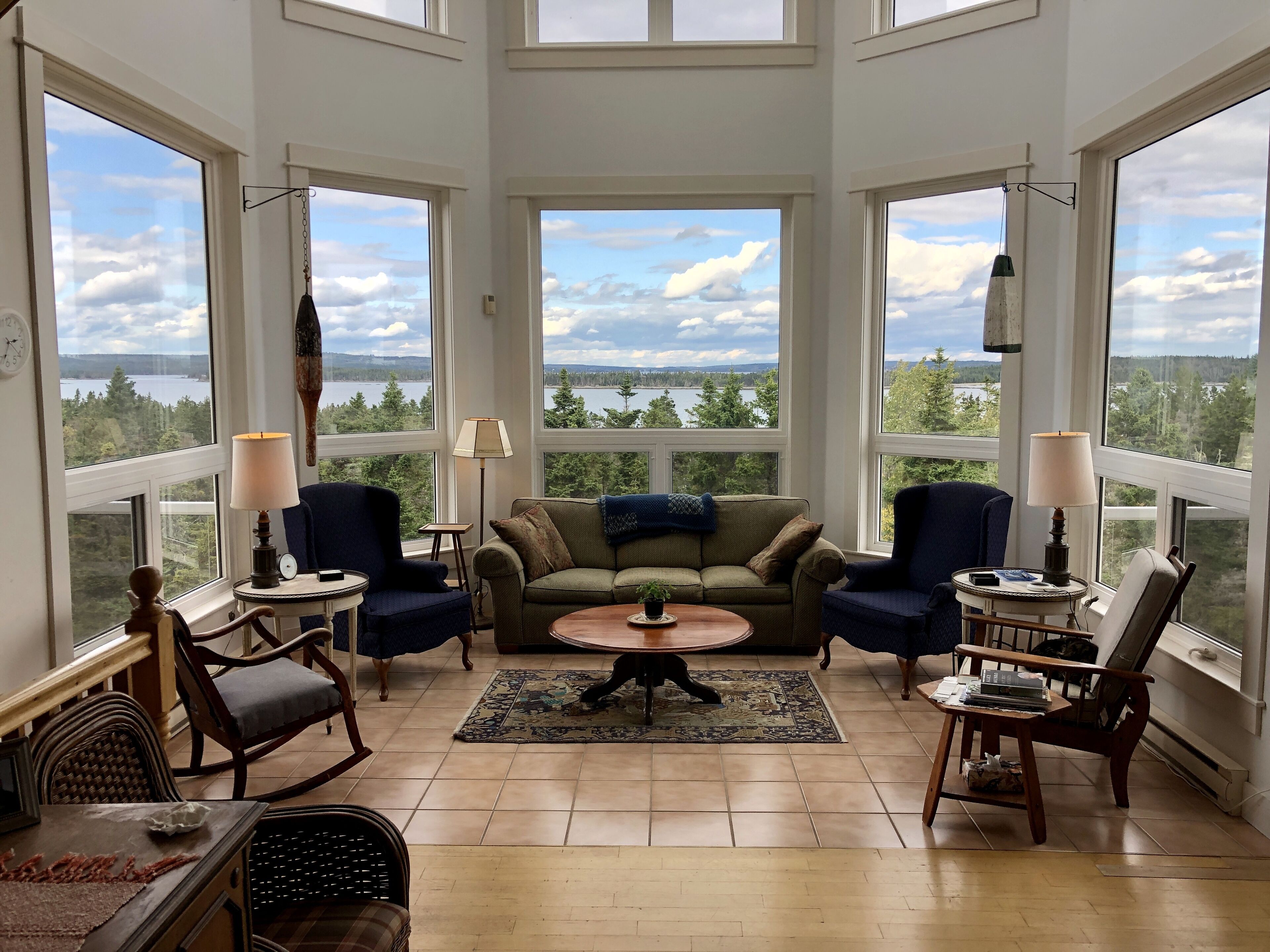 Smart TV, fireplace, DVD player, table tennis