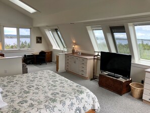 4 bedrooms, desk, iron/ironing board, free WiFi