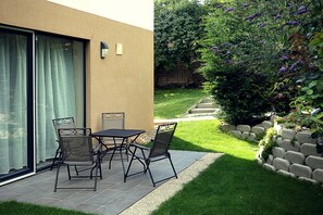 Outdoor dining - Gorgeous quiet large townhouse on Budapest border (Budaörs)