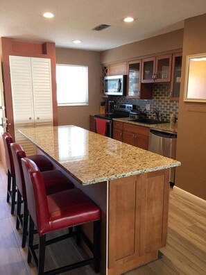 Fridge, microwave, oven, stovetop - 6+ month rental available at 2000month. (Fort Myers Beach)