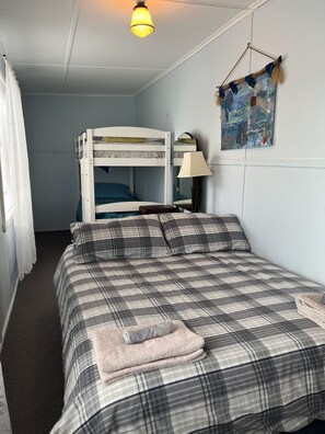 3 slaapkamers, een strijkplank/strijkijzer, reisbedje, gratis wifi