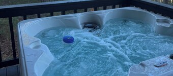 Mountain-top Cabin Get-away w/ Hot Tub & a View! Only 10 minutes from Helen!