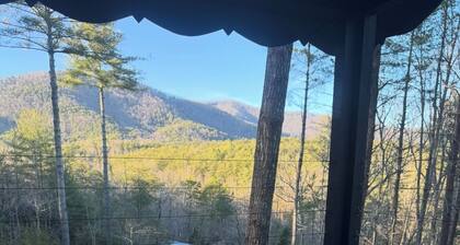 Mountain-top Cabin Get-away w/ Hot Tub & a View! Only 10 minutes from Helen!