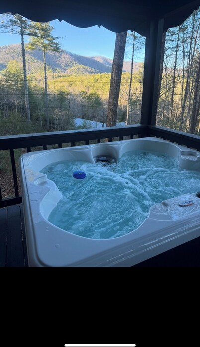 Mountain-top Cabin Get-away w/ Hot Tub & a View! Only 10 minutes from Helen!