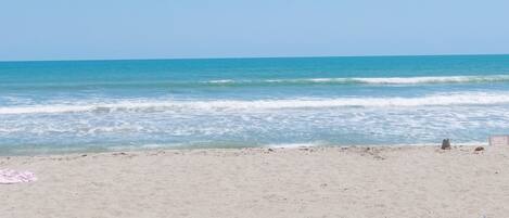 Plage, chaises longues, serviettes de plage