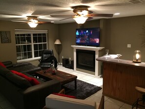 Een smart-tv, een open haard, videogames en een dvd-speler