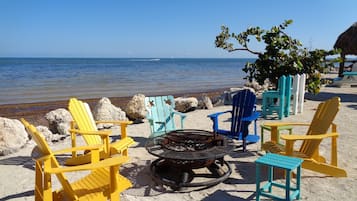 Plage à proximité, chaises longues, serviettes de plage