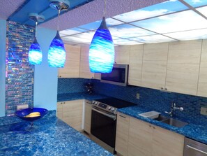 Fridge, microwave, oven, stovetop - Oceanfront Property in Kawama Tower with Elevator, Lagoon and 2 Heated Pools (Key Largo)