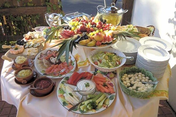 Una mesa de buffet con diversos alimentos y platos.